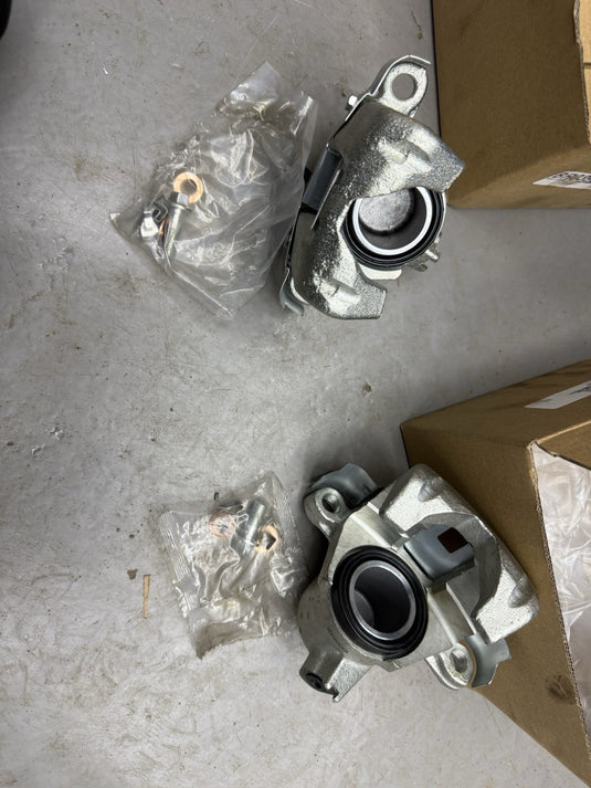 TOYOTA LAND CRUISER REAR BRAKE CALIPERS - PAIR 47730-60110 47750-60110
