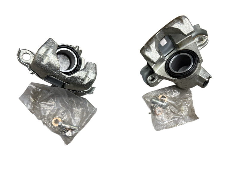 Load image into Gallery viewer, TOYOTA LAND CRUISER REAR BRAKE CALIPERS - PAIR 47730-60110 47750-60110
