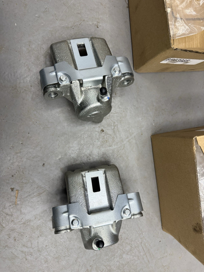 Load image into Gallery viewer, TOYOTA LAND CRUISER REAR BRAKE CALIPERS - PAIR 47730-60110 47750-60110
