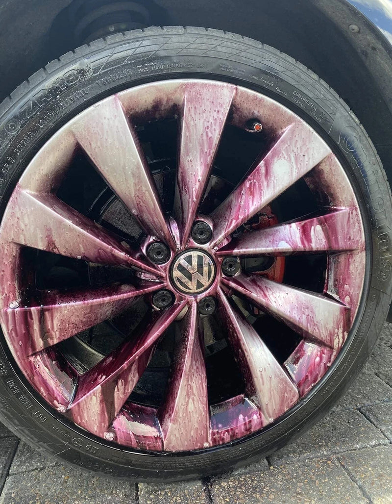 Load image into Gallery viewer, BLEEDING WHEELS SPRAY COLOUR CHANGING ALLOY WHEEL CLEANER AUTO ESSENTIALS
